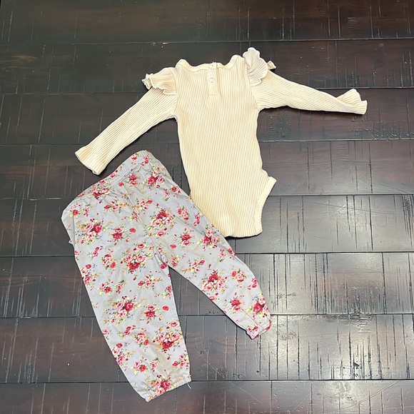 Baby girl 0-3mo and 0-6mo clothes bundle, pants and top set, gap baby one piece - Picture 5 of 12